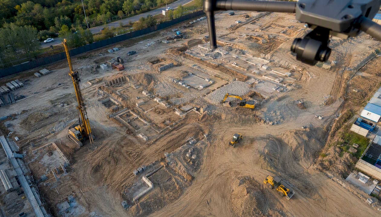 Un drone impegnato nel rilievo aereo di un cantiere